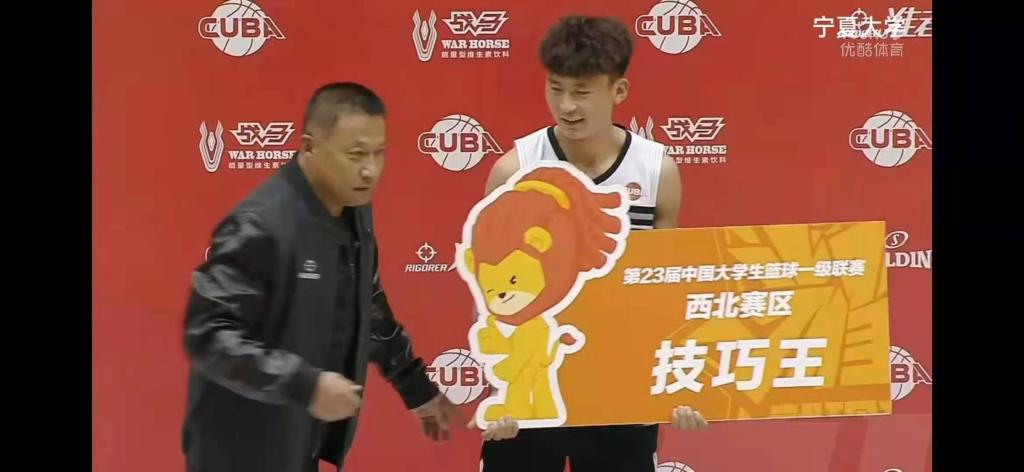 永利集团304官网体育学院运动训练专业李文强同学获得第23届中国大学生篮球一级联赛西北赛区“技巧王”称号
