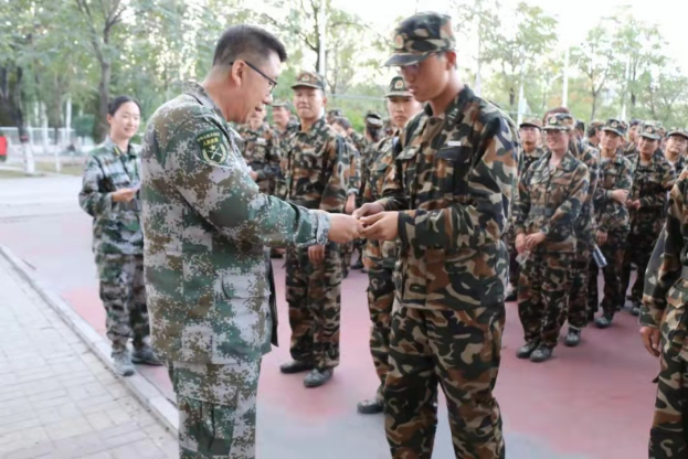 化学化工学院党委副书记倪彬为获奖新生发放燕宝银行卡