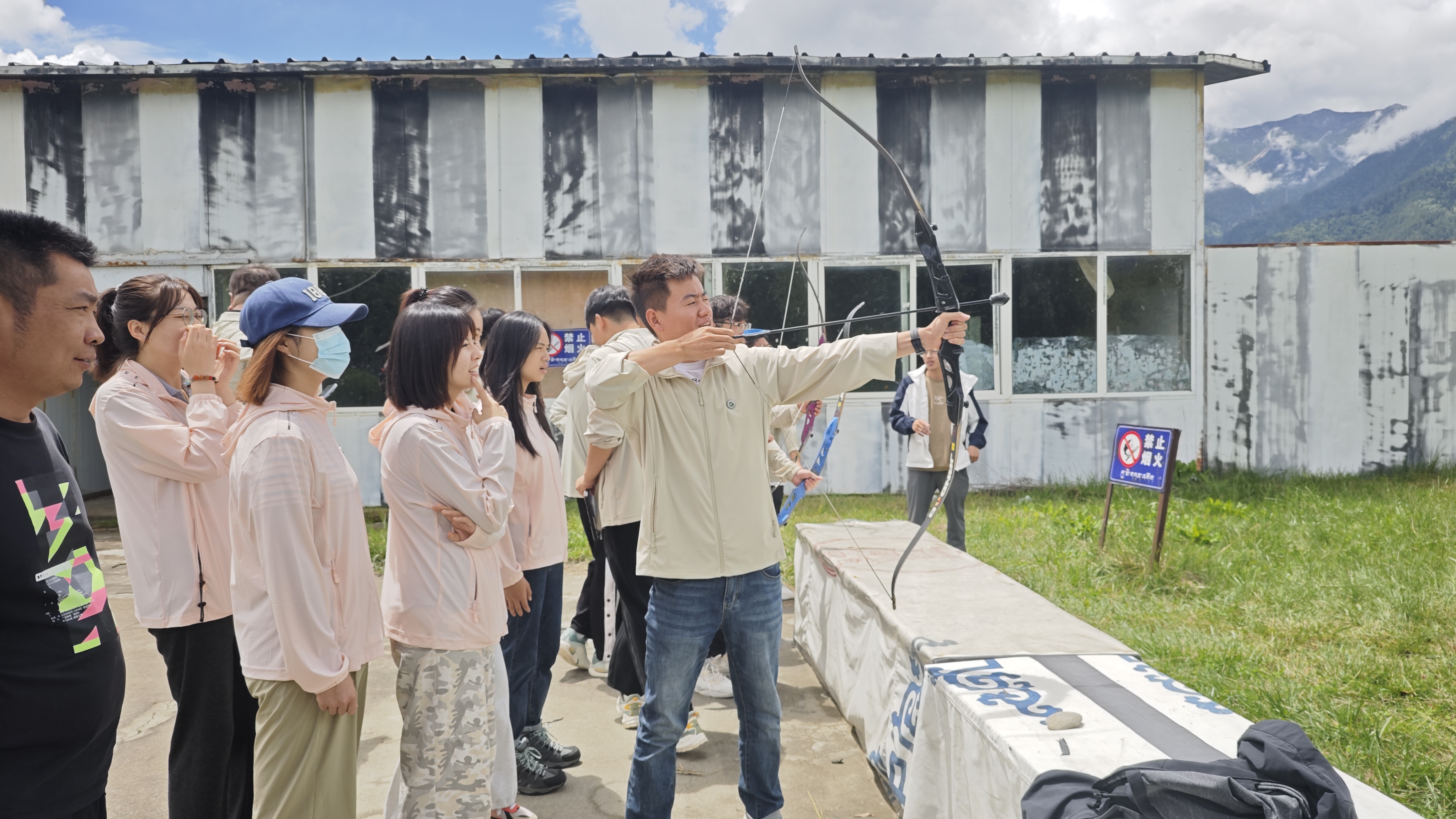 实践团成员尝试西藏非遗——工布响箭 实践团成员尝试西藏非遗——工布响箭