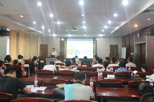 全国学校共青团研究中心副主任秦涛作专题辅导