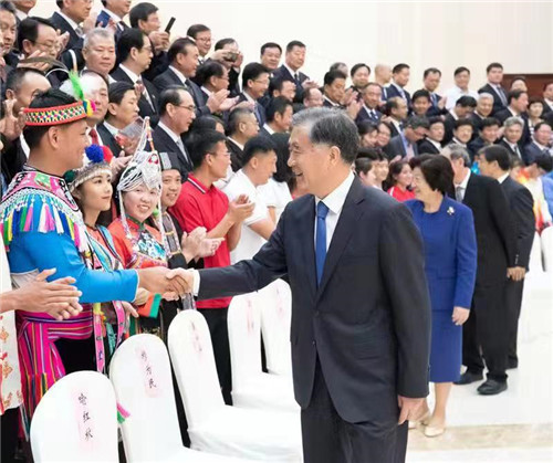 永利体育学院教师王玮(图中前排红衣服)作为宁夏团代表受到中央领导接见