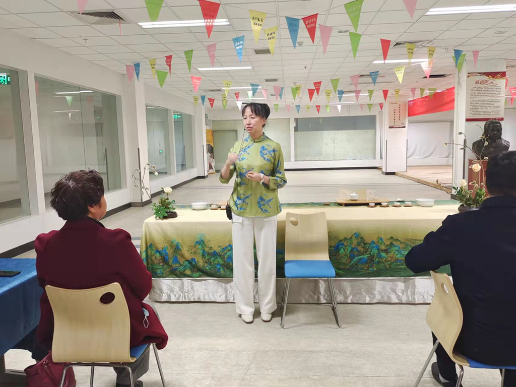 马玉玲向馆员介绍茶道礼仪及茶具 马玉玲向馆员介绍茶道礼仪及茶具