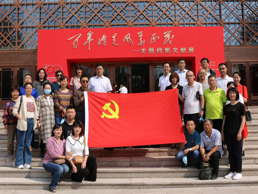 全体党员参观银川党史馆