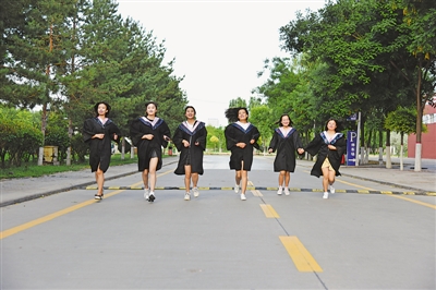 <p> 毕业生戴口罩合影，留下这一特殊毕业季的记忆。</p>