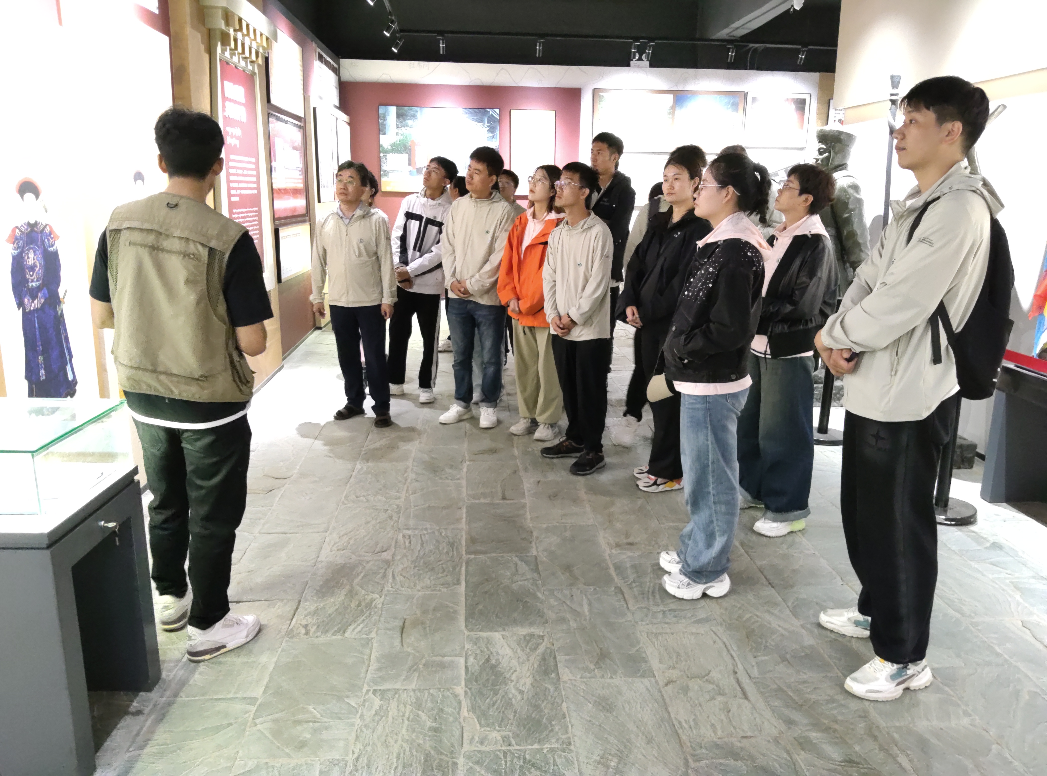 实践团成员参观太昭古城铸牢中华民族共同体意识专题展馆 实践团成员参观太昭古城铸牢中华民族共同体意识专题展馆