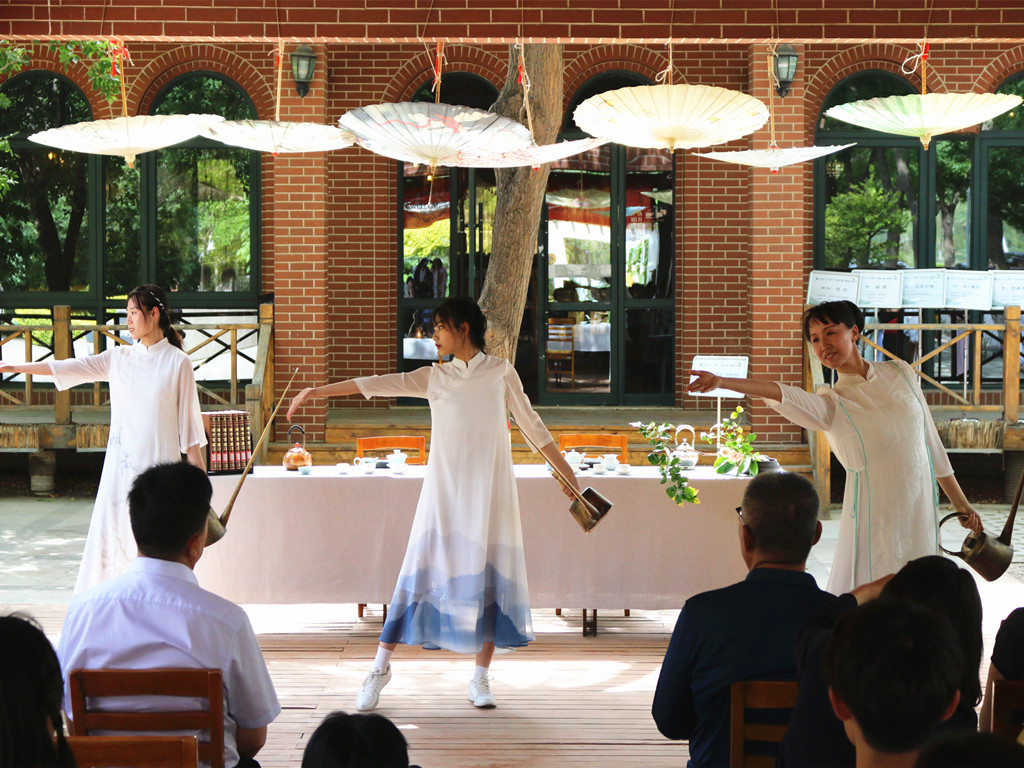 师生同表演长嘴壶茶艺