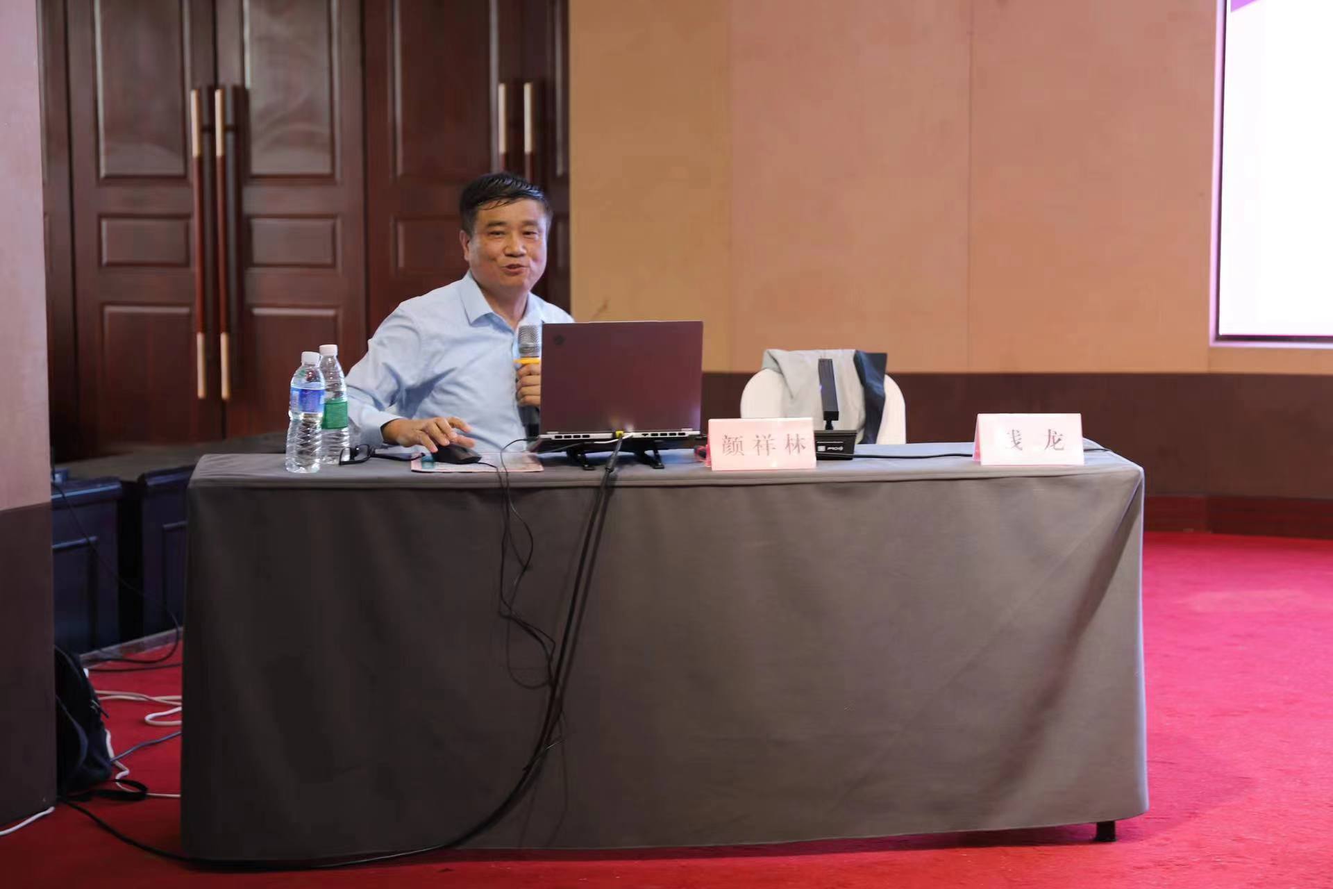 颜祥林教授作学术报告 颜祥林教授作学术报告