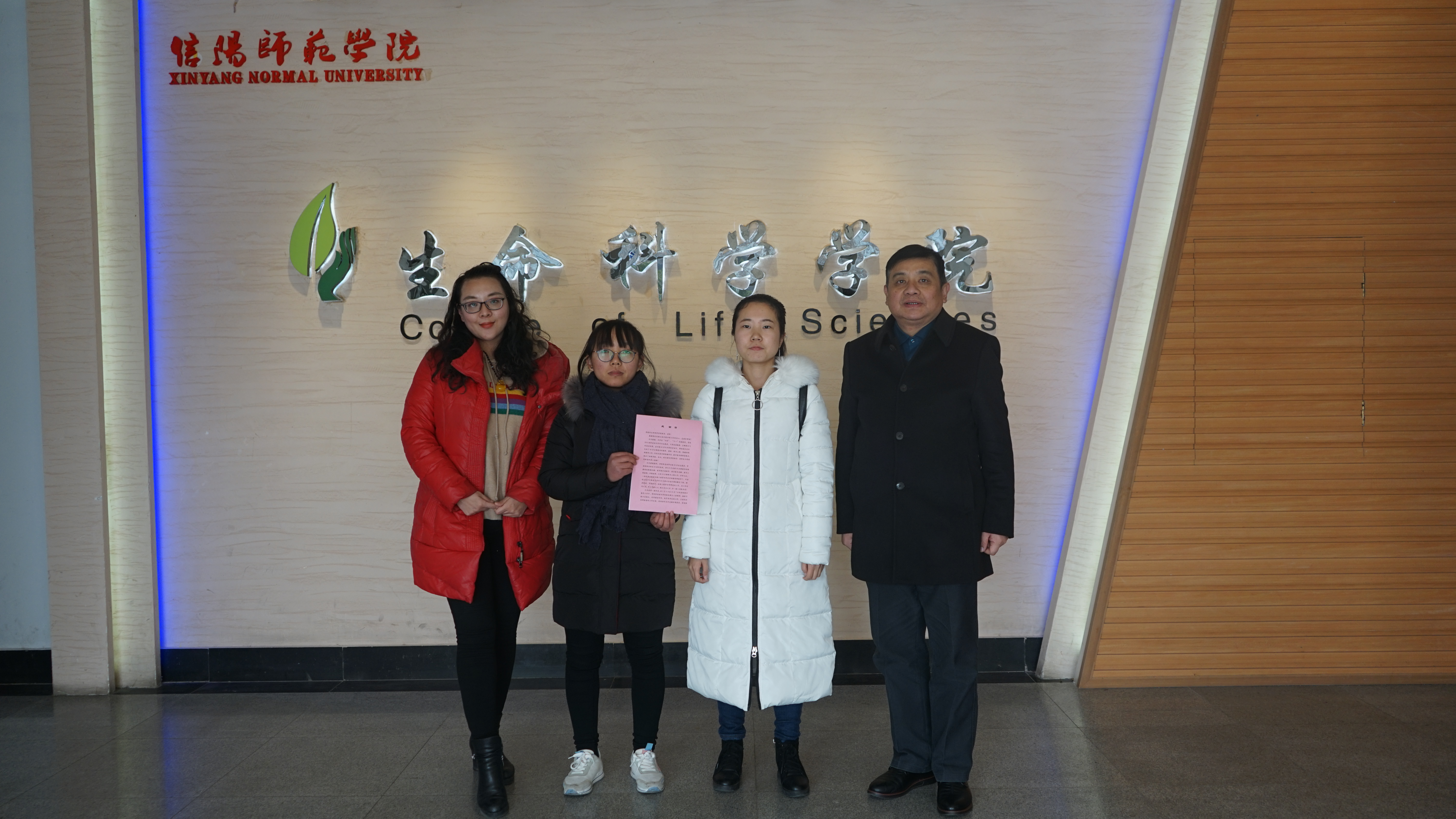 新葡的京官网张金丽、胡佩尧两位本科生受到图书馆嘉奖.JPG
